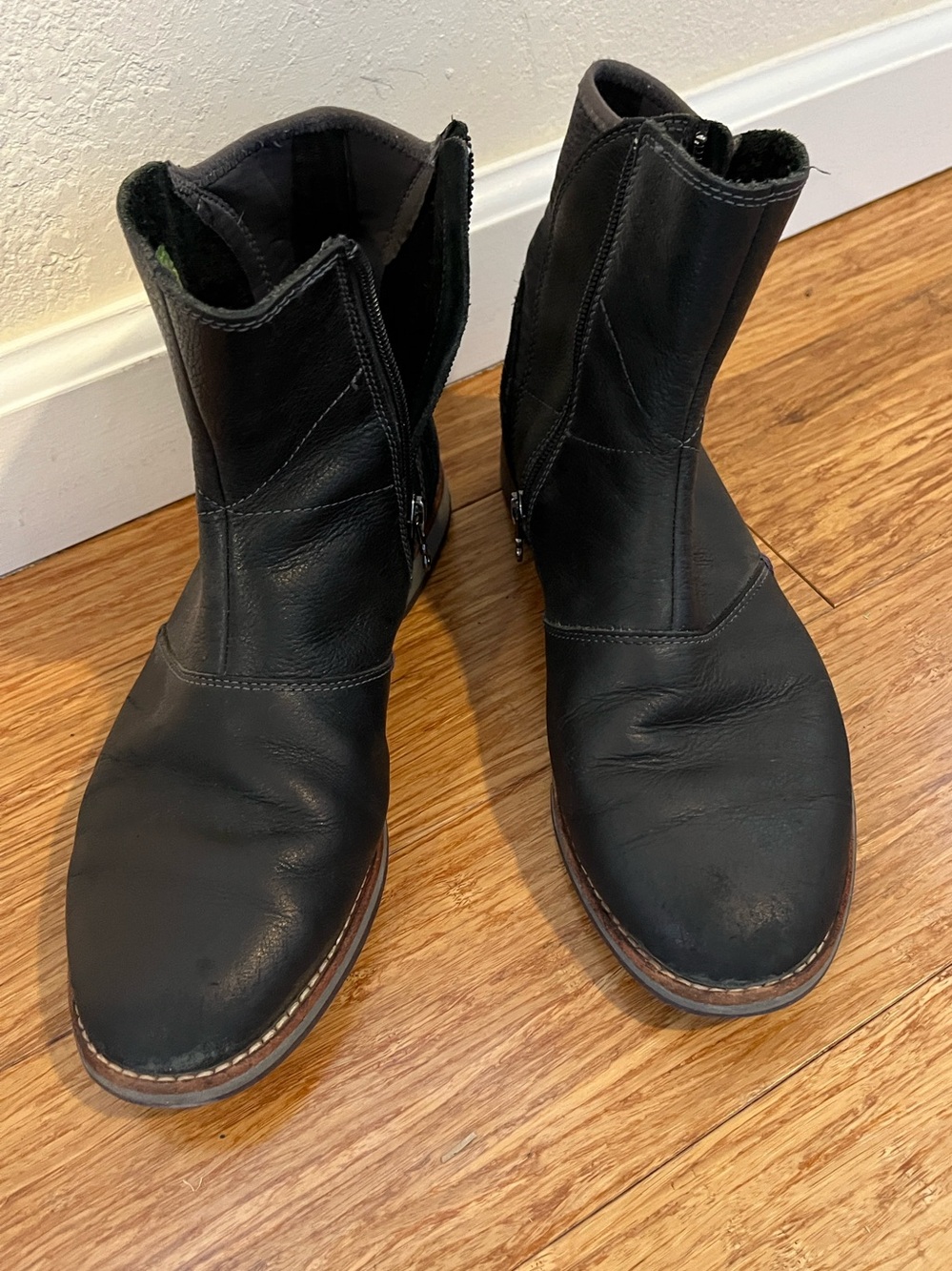 Ahnu Black Leather Zip Up Booties- Women's 9.5